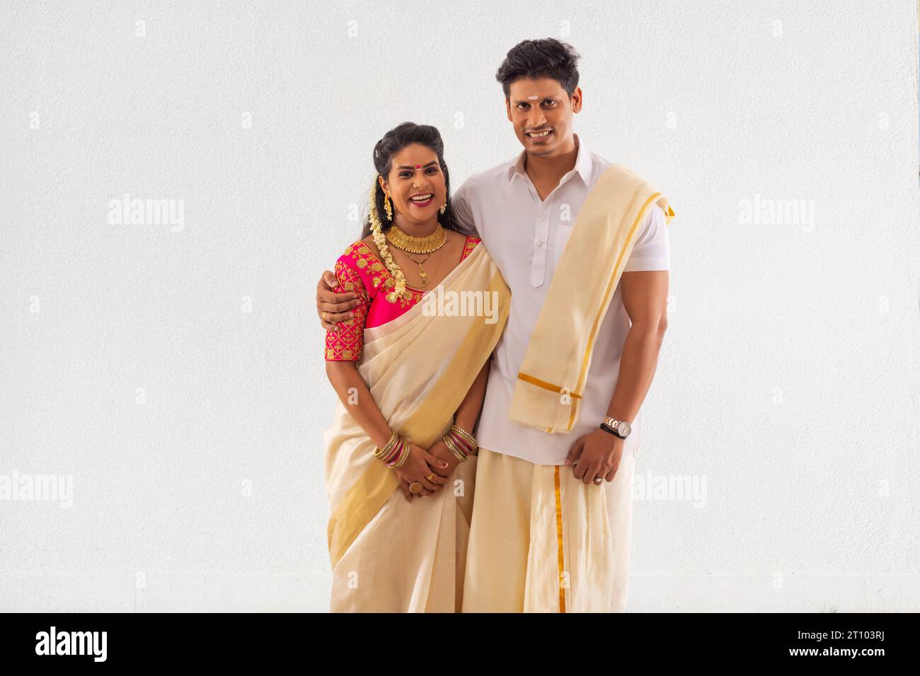 Ritratto coppia dell'India meridionale in piedi insieme su sfondo bianco Foto Stock