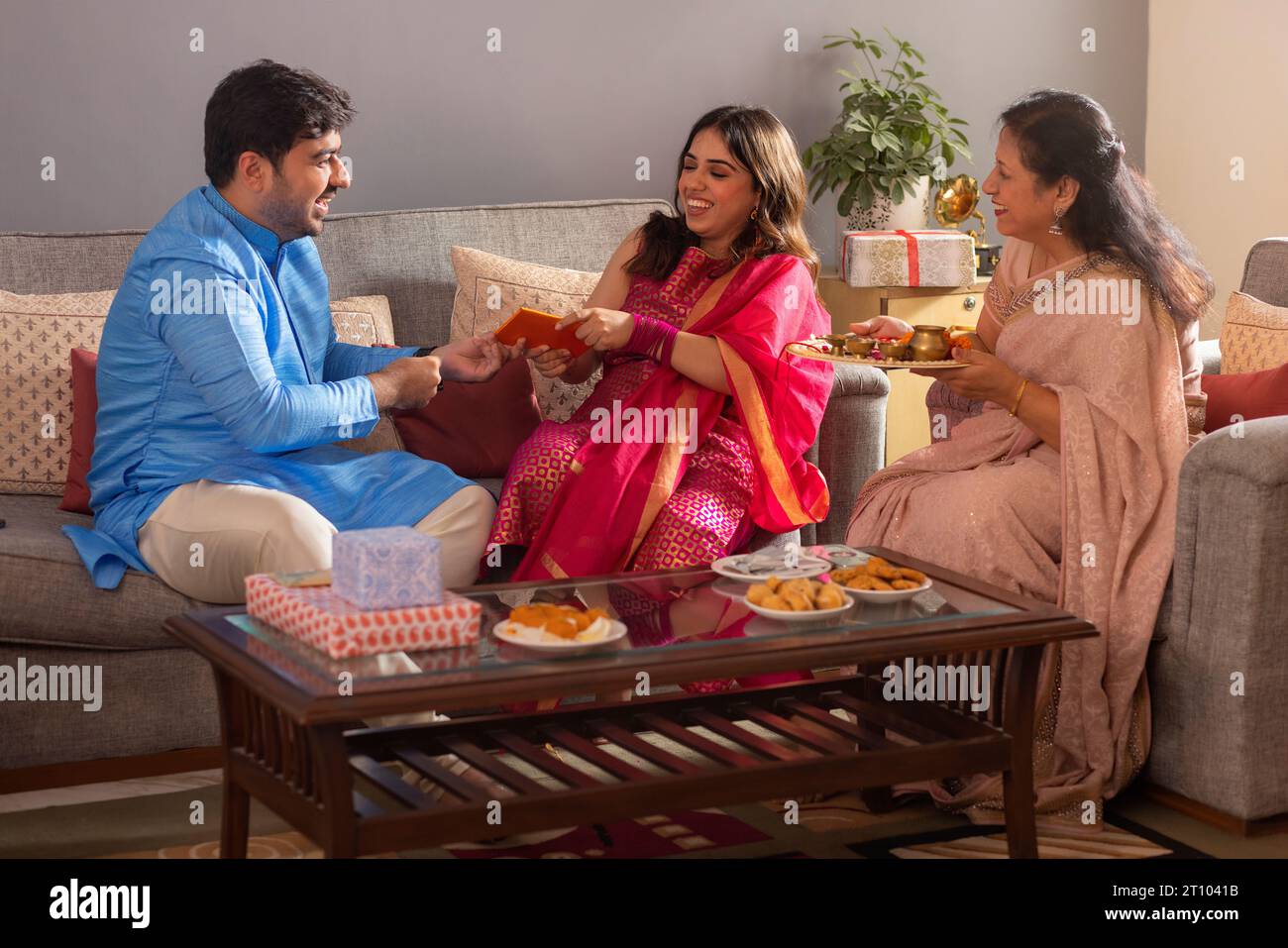 Felice famiglia indiana che celebra Raksha Bandhan Foto Stock