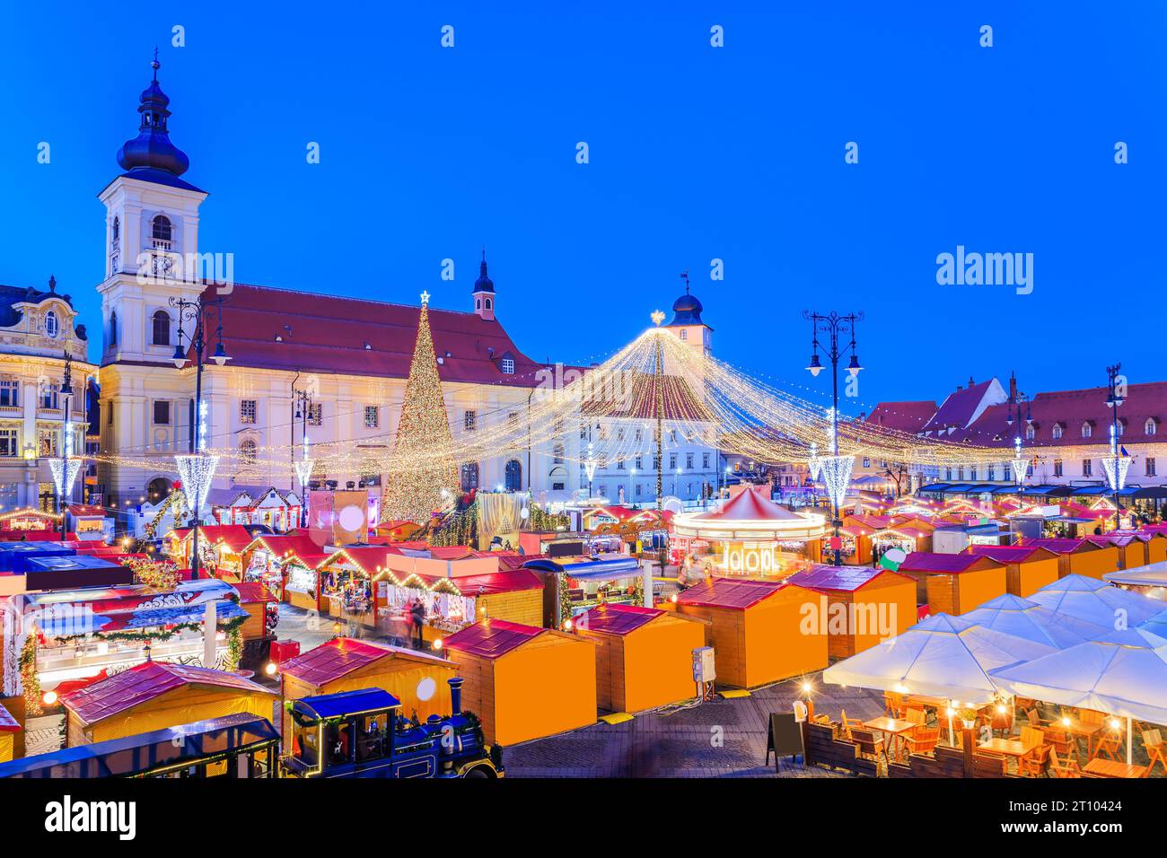 Sibiu, Romania. Mercatino di Natale, famosa fiera invernale in Transilvania. Foto Stock