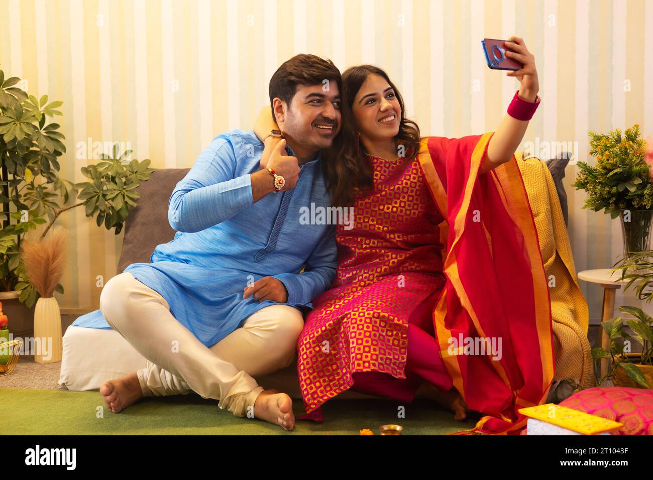 Fratello che fa selfie insieme su Raksha Bandhan Foto Stock
