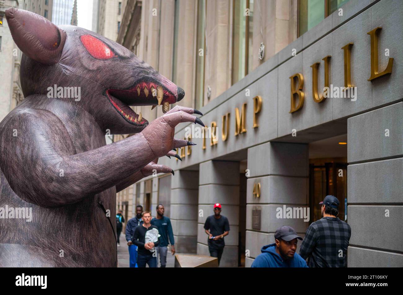 Gigantesco topo gonfiabile di fronte al Trump Building Manhattan NYC primo piano Foto Stock