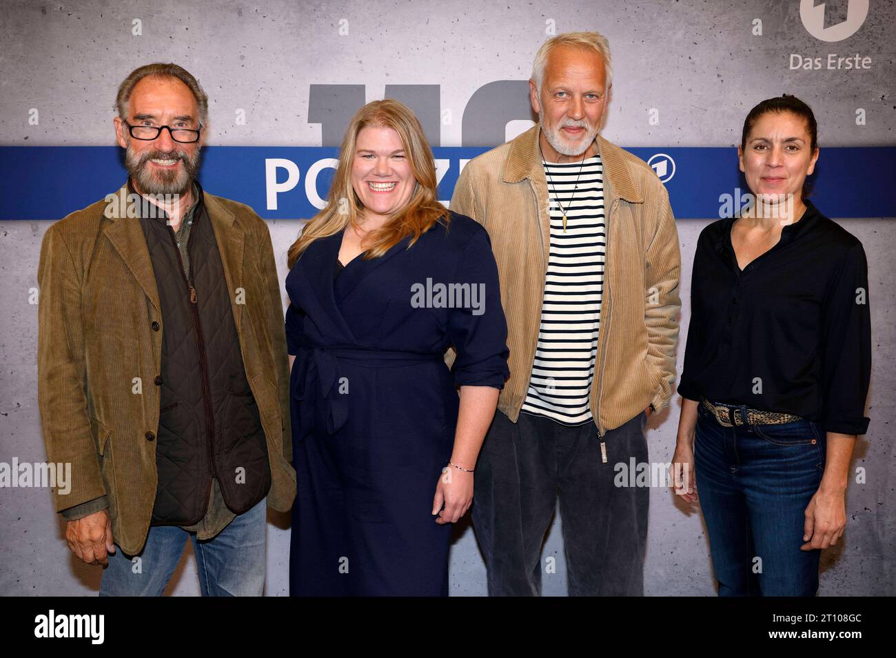 Mario Krebs, Gisa Flake, Frank Leo Schröder und DARIAH Moheb-Zandi bei der Preview des ARD Fernsehfilms Polizeiruf 110 - Cottbus Kopflos im Thalia Kino. Potsdam, 09.10.2023 *** Mario Krebs, Gisa Flake, Frank Leo Schröder e DARIAH Moheb Zandi all'anteprima del film ARD TV Polizeiruf 110 Cottbus Kopflos a Thalia Kino Potsdam, 09 10 2023 foto:XS.xGabschx/xFuturexImagex polizeiruf 3002 credito: Imago/Alamy Live News Foto Stock