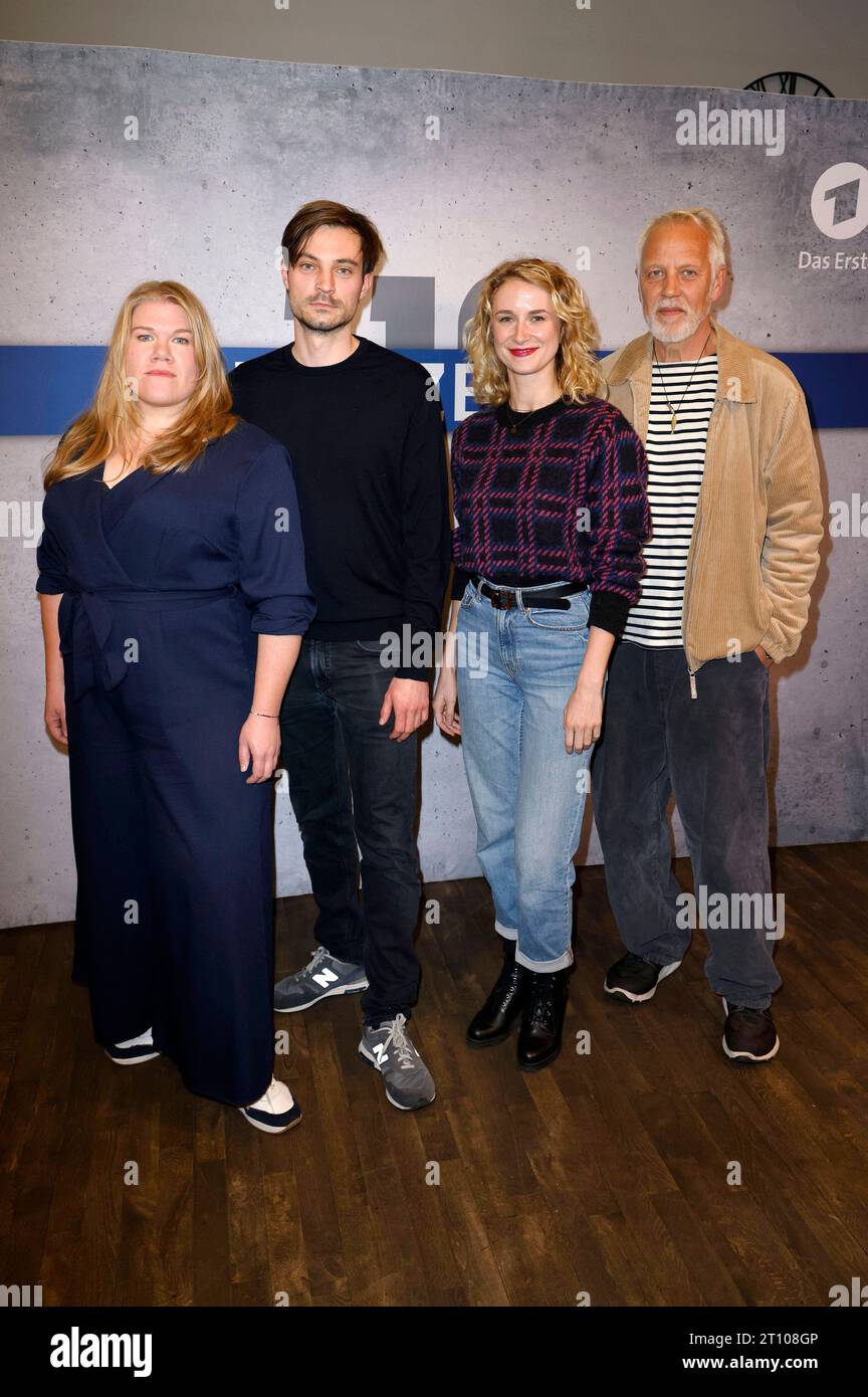 Gisa Flake, Niklas Bruhn, Pia Barucki e Frank Leo Schröder bei der Preview des ARD Fernsehfilms Polizeiruf 110 - Cottbus Kopflos im Thalia Kino. Potsdam, 09.10.2023 *** Gisa Flake, Niklas Bruhn, Pia Barucki e Frank Leo Schröder in anteprima del film ARD TV Polizeiruf 110 Cottbus Kopflos a Thalia Kino Potsdam, 09 10 2023 foto:XS.xGabschx/xFuturexImagex polizeiruf 3003 credito: Imago/Alamy Live News Foto Stock