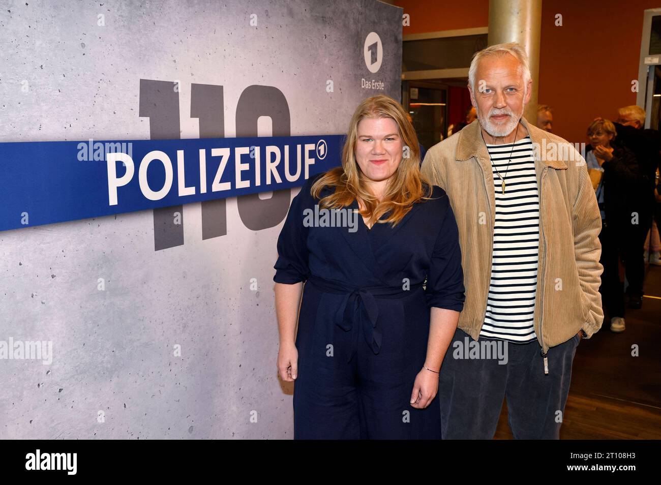 Gisa Flake und Frank Leo Schröder bei der Preview des ARD Fernsehfilms Polizeiruf 110 - Cottbus Kopflos im Thalia Kino. Potsdam, 09.10.2023 *** Gisa Flake e Frank Leo Schröder in anteprima del film ARD TV Polizeiruf 110 Cottbus Kopflos a Thalia Kino Potsdam, 09 10 2023 foto:XS.xGabschx/xFuturexImagex polizeiruf_3010 credito: Imago/Alamy Live News Foto Stock