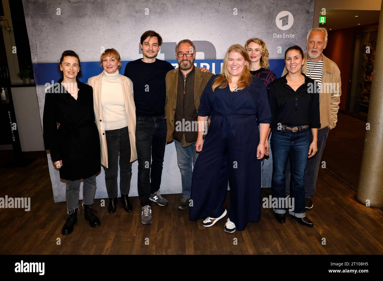 Julia-Maria Köhler, Johanna Falckner, Niklas Bruhn, Mario Krebs, Gisa Flake, Pia Barucki, DARIAH Moheb-Zandi e Frank Leo Schröder bei der Preview des ARD Fernsehfilms Polizeiruf 110 - Cottbus Kopflos im Thalia Kino. Potsdam, 09.10.2023 *** Julia Maria Köhler, Johanna Falckner, Niklas Bruhn, Mario Krebs, Gisa Flake, Pia Barucki, DARIAH Moheb Zandi e Frank Leo Schröder in anteprima del film ARD TV Polizeiruf 110 Cottbus Kopflos al Thalia Kino Potsdam, 09 10 2023 foto:XS.xGabschx/xFuturexImagex polizeiruf 3001 credito: Imago/Alamy Live News Foto Stock