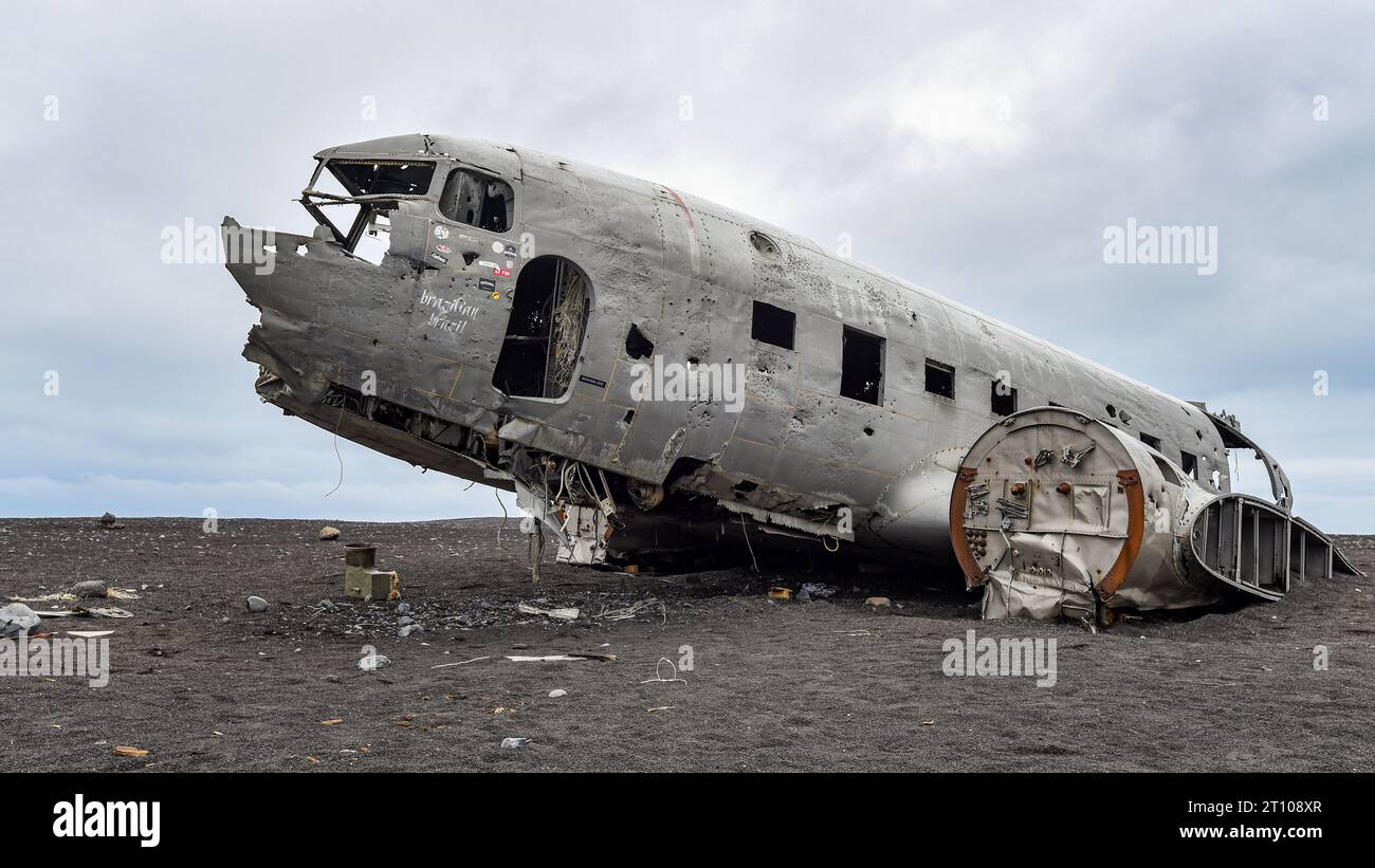 Relitto dell'aereo Solheimasandur sulla sabbia vulcanica nera (Islanda) Foto Stock