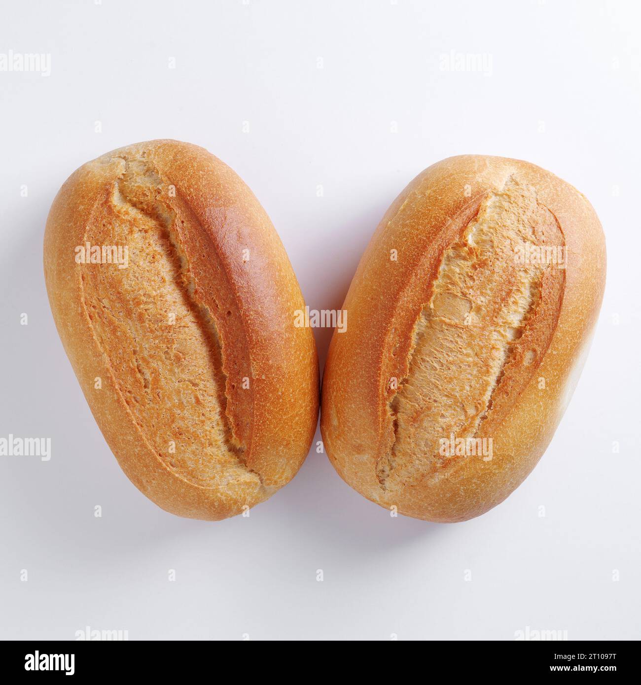 Due pane di frumento piccolo su vassoio in metallo nero, vista dall'alto Foto Stock