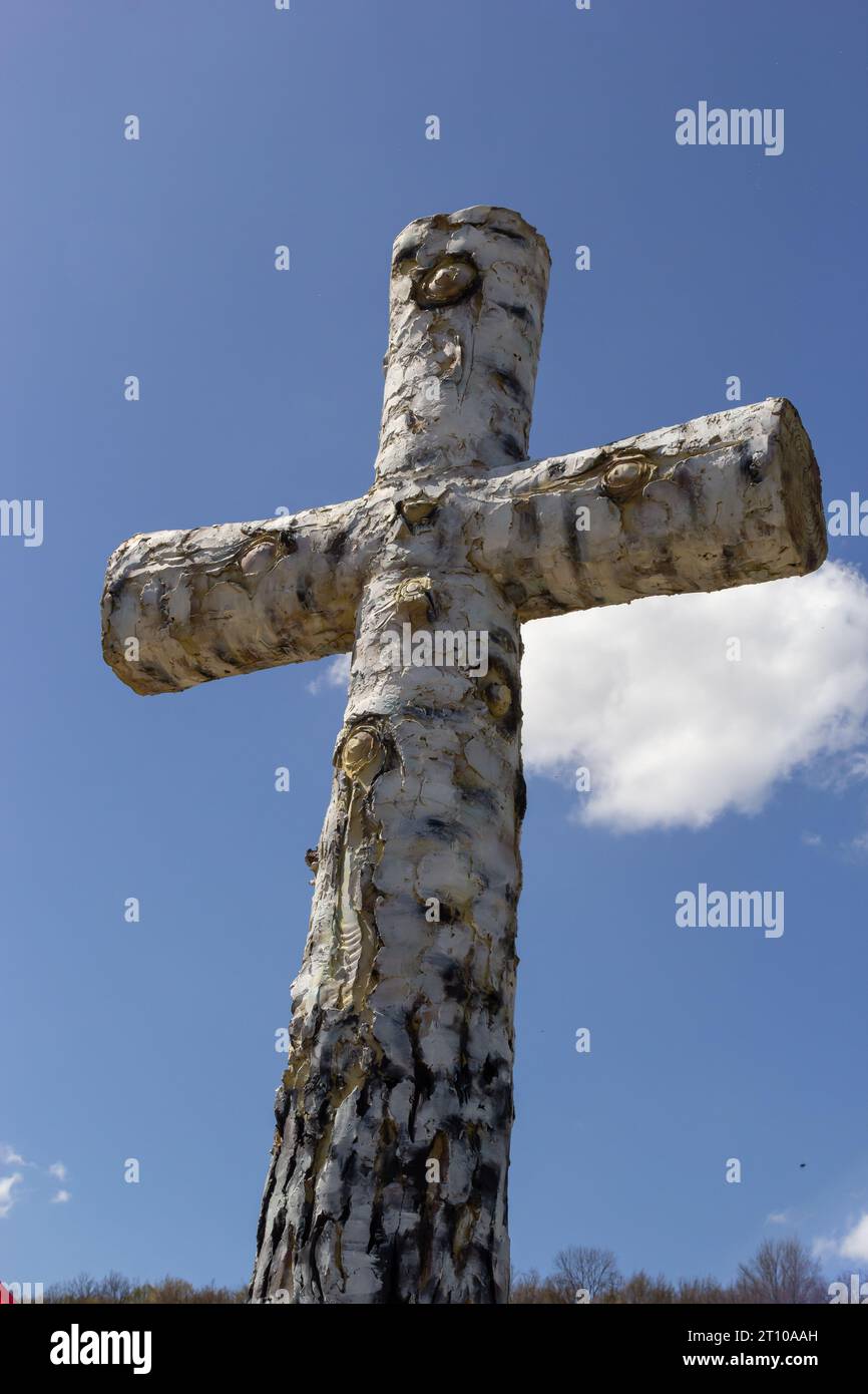 croce di betulla sulla tomba, cimitero, sullo sfondo del cielo. Ucraina. Foto Stock