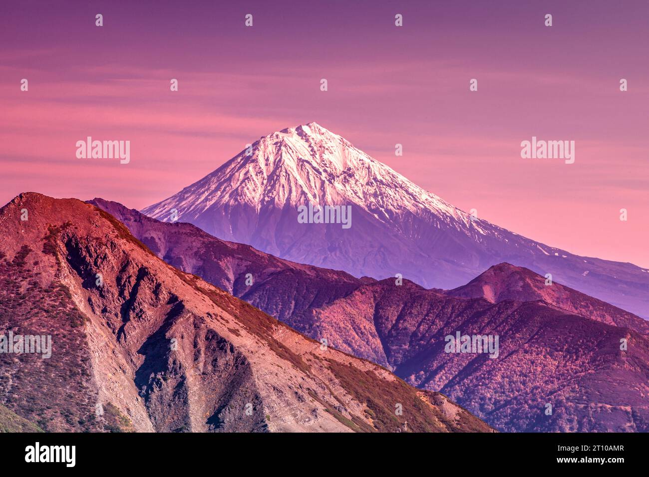 Il vulcano Avachinsky nella penisola di Kamchatka al tramonto Foto Stock