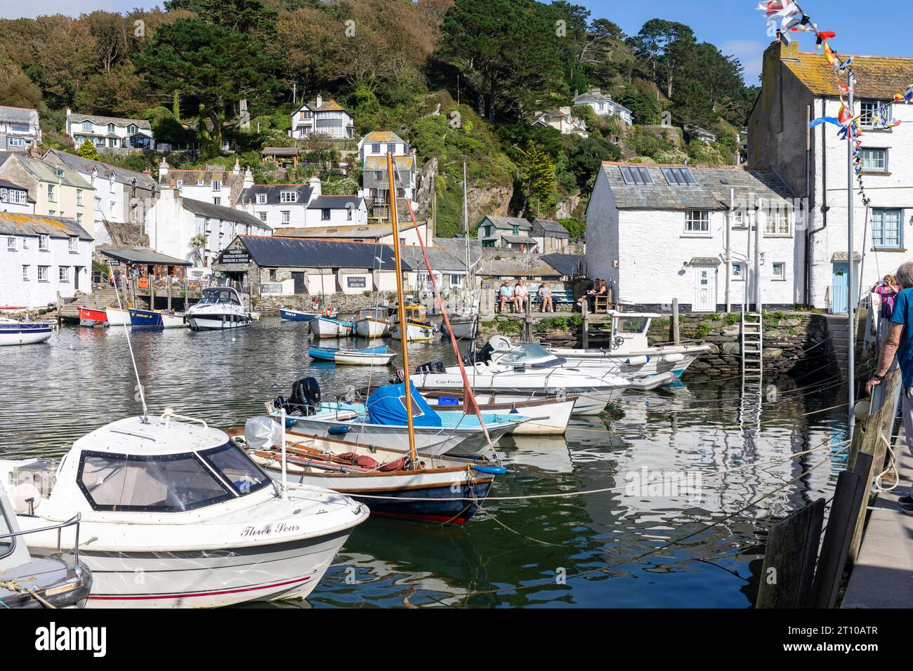 Porto interno di Polperro, piccole e colorate barche da pesca ormeggiate nel porto di questo villaggio della Cornovaglia, Inghilterra, Regno Unito, 2023 Foto Stock