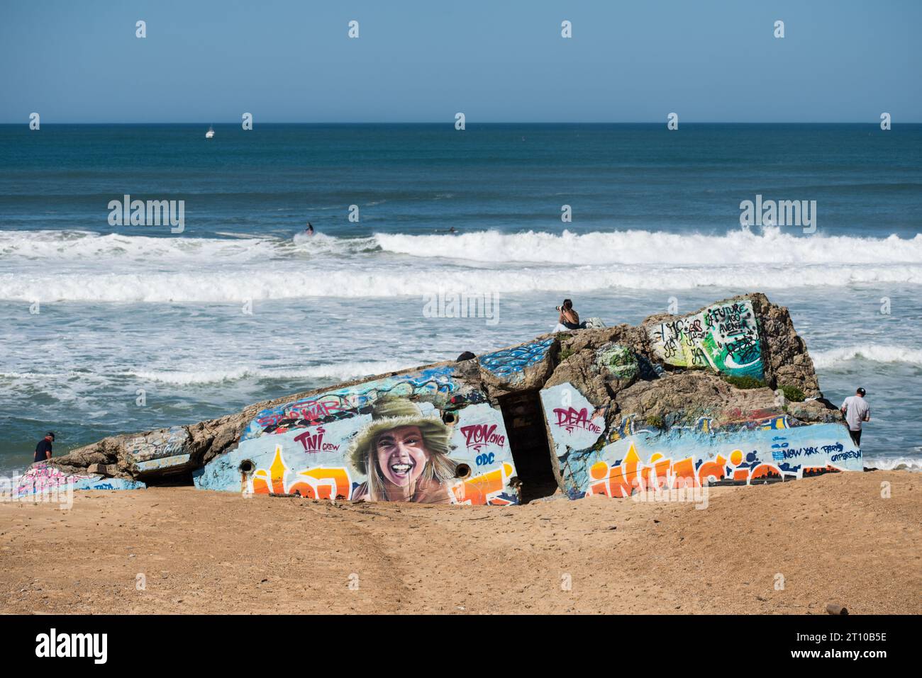 Bunker e cultura del surf della seconda guerra mondiale, Cote des Basques, Francia Foto Stock