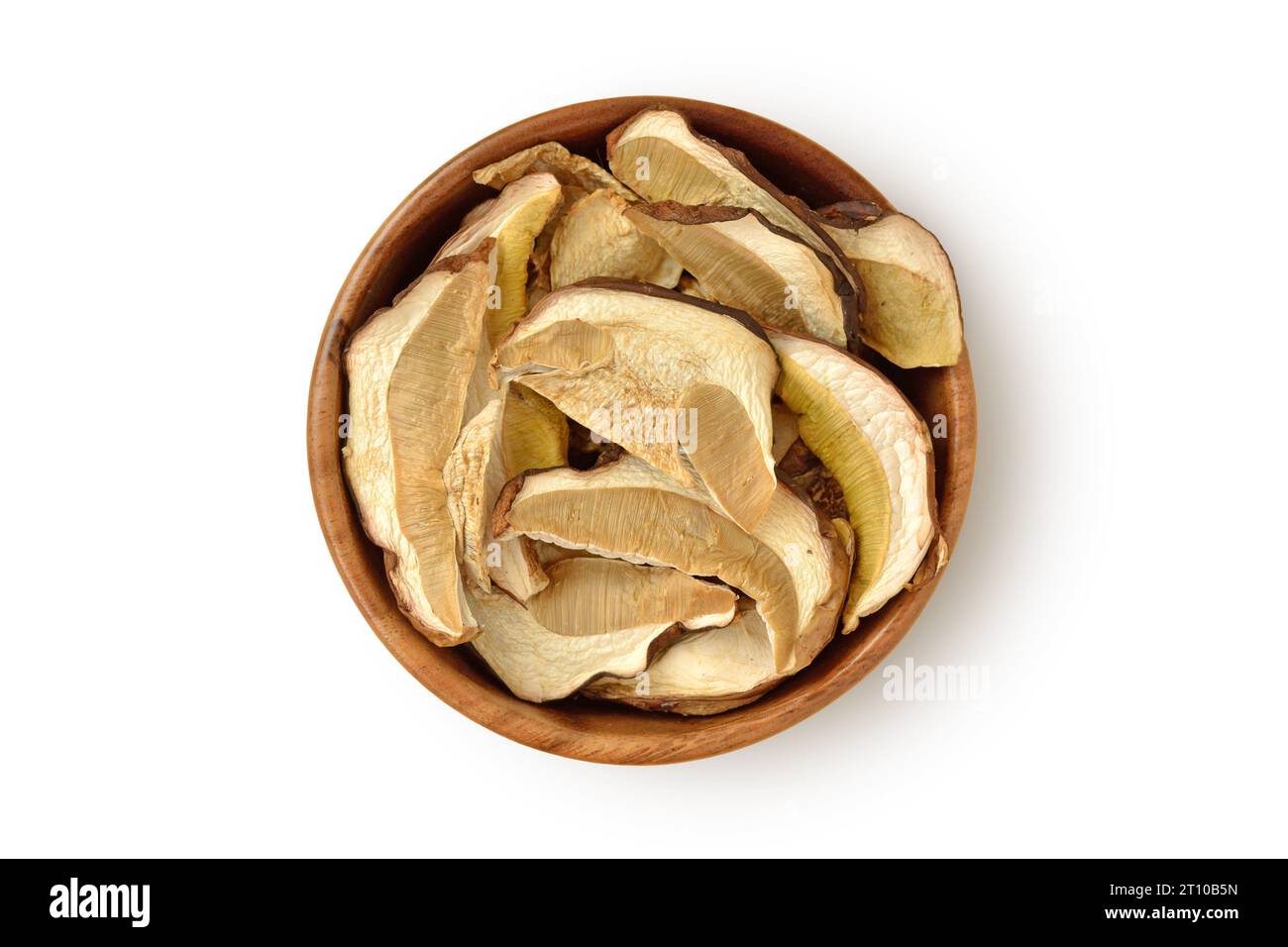 Funghi porcini secchi in ciotola di legno su fondo bianco Foto Stock