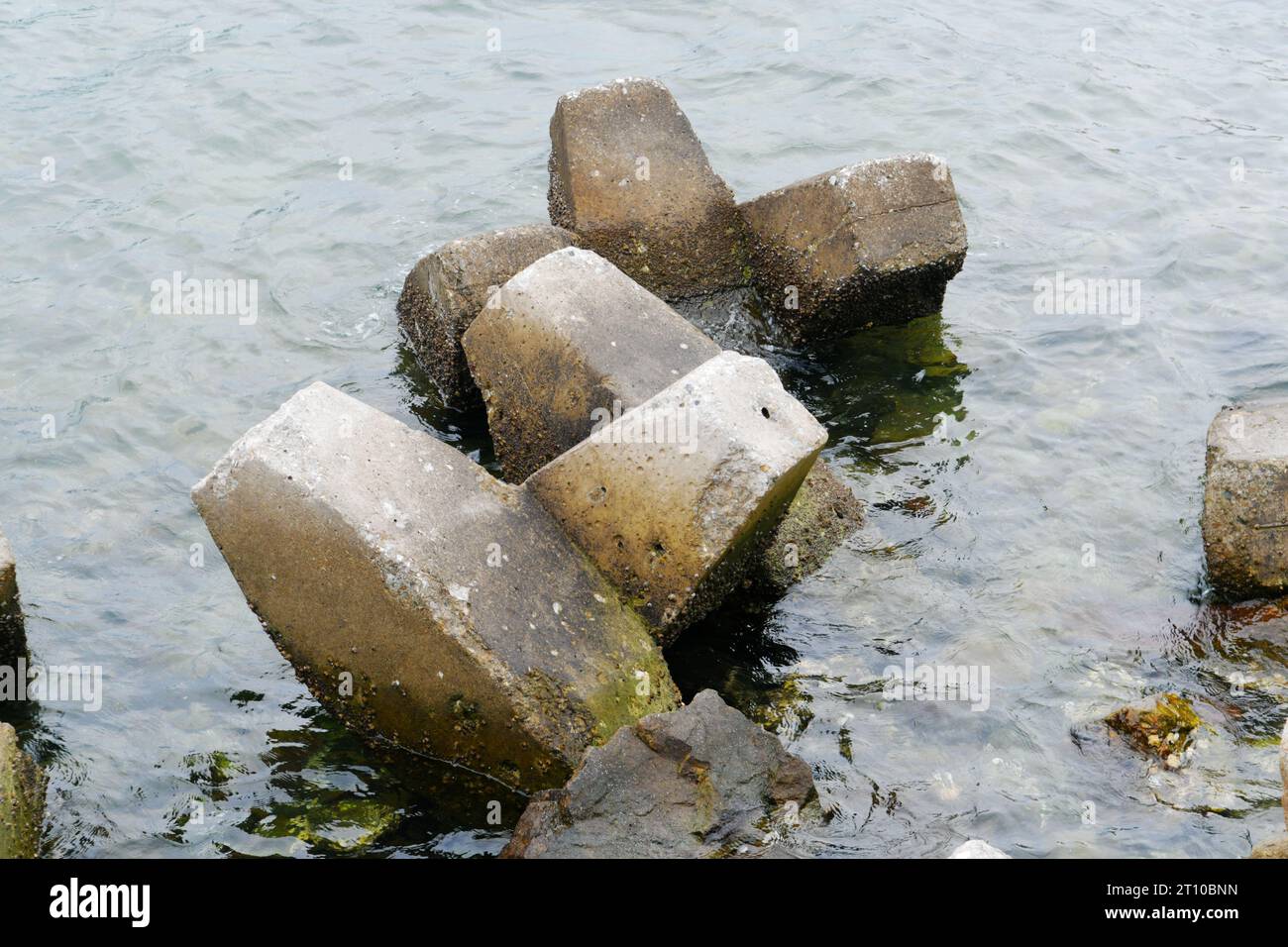 Foto di demolitori di cemento al mare Foto Stock