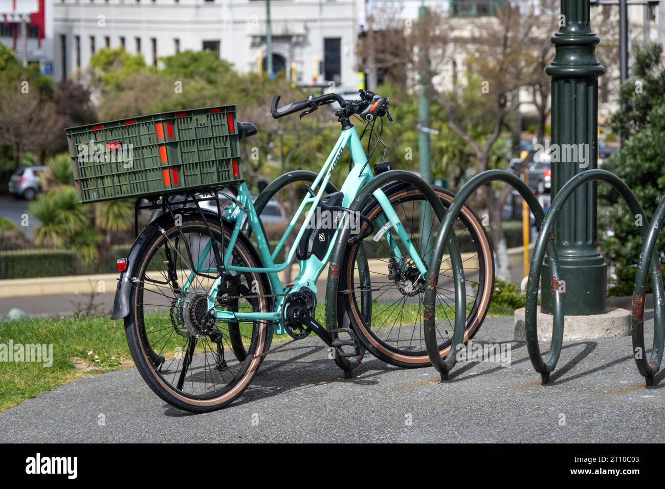 Bicicletta parcheggiata nel centro della città, Wellington, North Island, nuova Zelanda Foto Stock