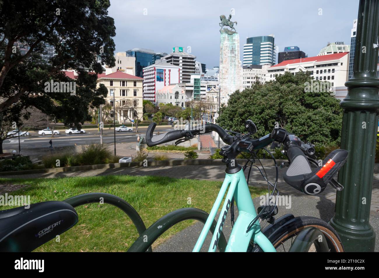 Bicicletta parcheggiata nel centro della città, Wellington, North Island, nuova Zelanda Foto Stock