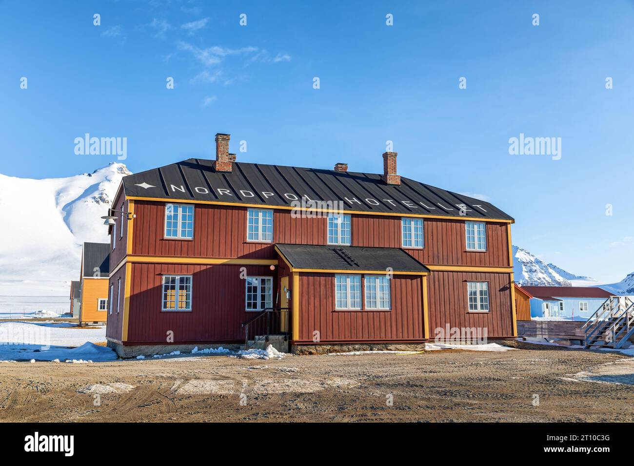 NY-Alesund, Svalbard - 25 maggio 2019: Il Nordpol Hotellet, o North Pole Hotel, che è l'hotel più a nord del mondo. NY-Alesund è il nord Foto Stock
