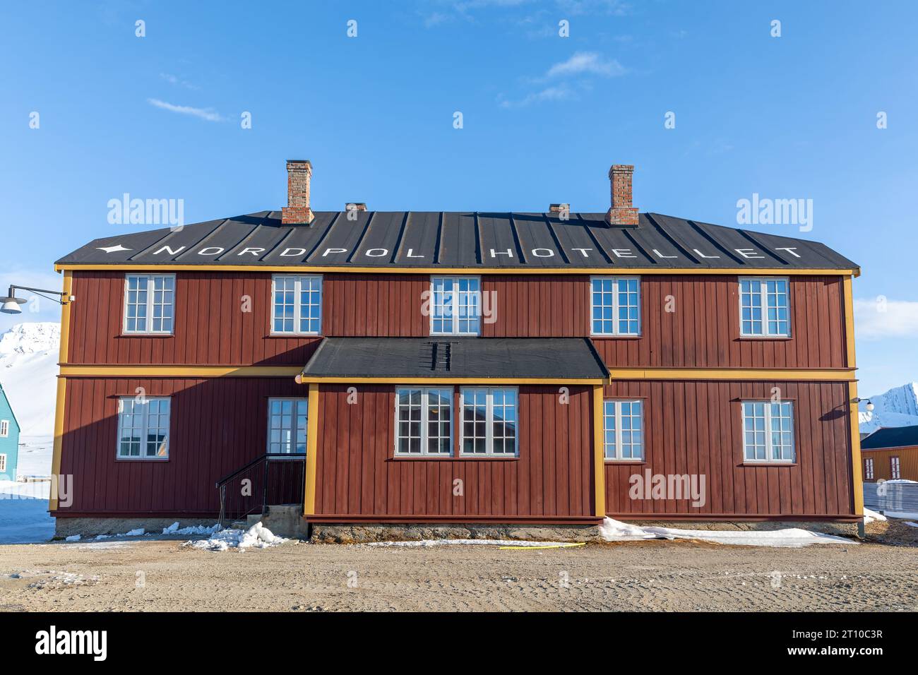 NY-Alesund, Svalbard - 25 maggio 2019: Il Nordpol Hotellet, o North Pole Hotel, che è l'hotel più a nord del mondo. NY-Alesund è il nord Foto Stock