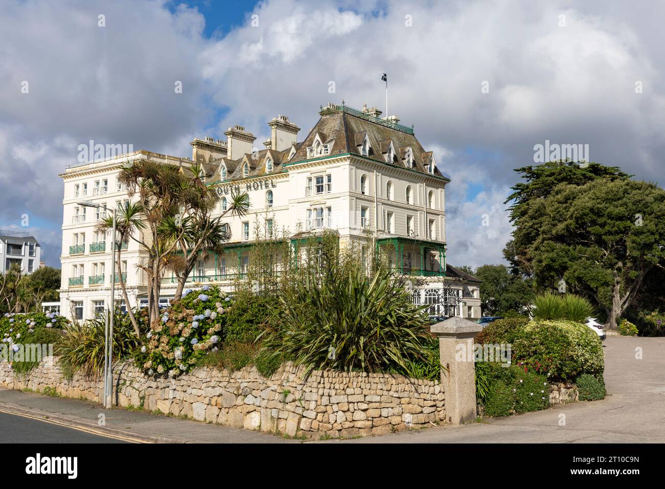 Il Falmouth Hotel sulla spiaggia del Castello si affaccia sulla baia e sulla spiaggia, sul centro cittadino di Falmouth, un edificio di architettura vittoriana del 19.o secolo, Inghilterra, 2023 Foto Stock