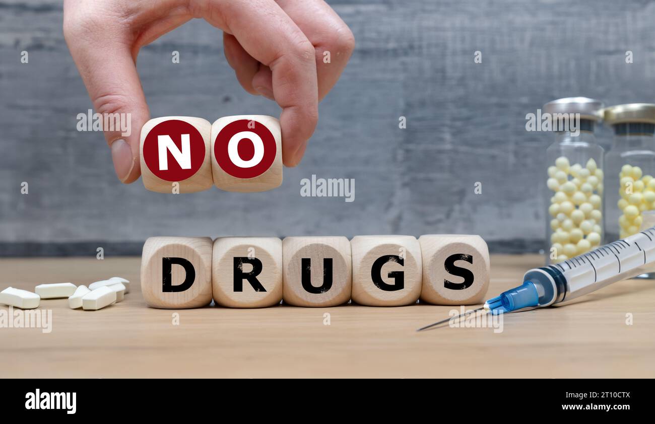 I cubi di legno formano l'espressione "niente droghe". Foto Stock
