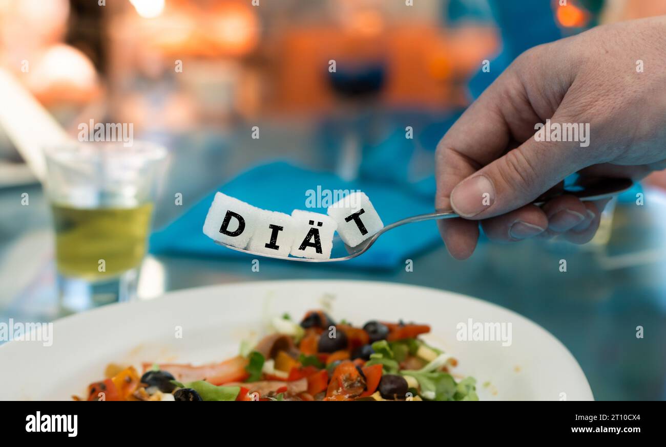 La parola tedesca "diaet" (dieta) su un cucchiaio in un ristorante. Simbolo per avere troppo zucchero nella maggior parte dei piatti. Foto Stock
