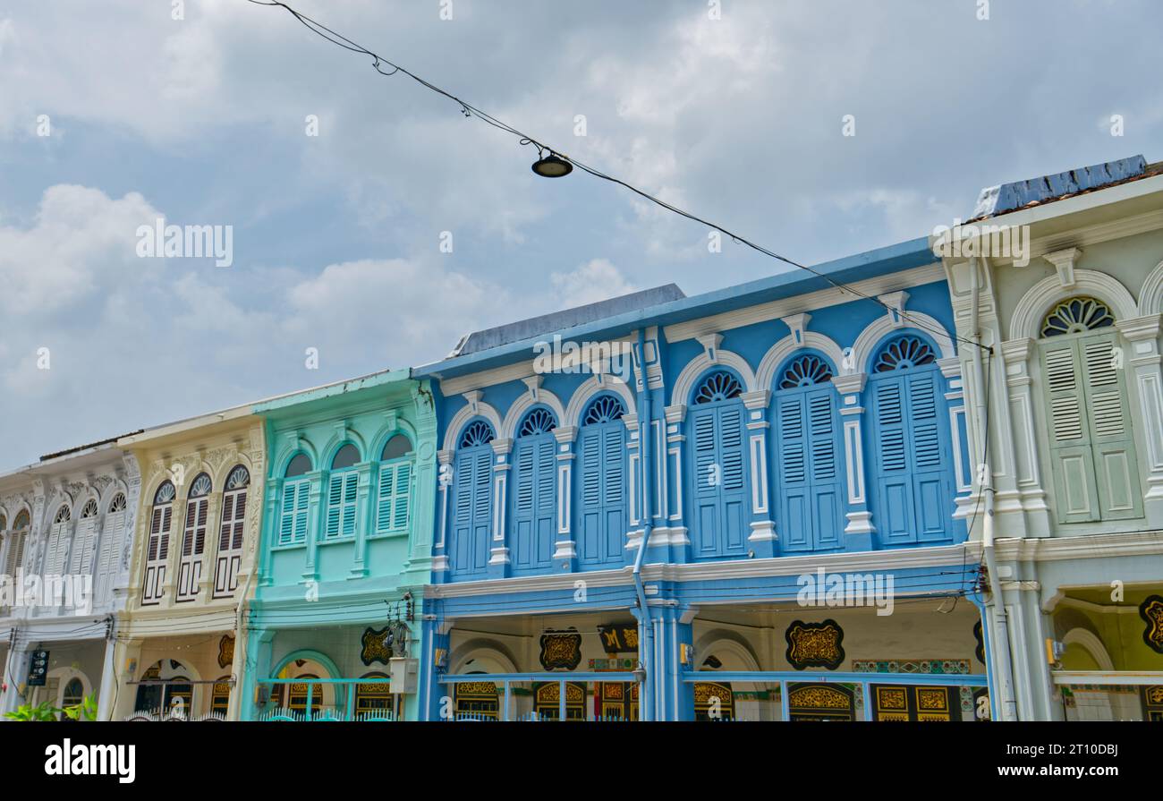 Phuket, Thailandia - 21 agosto 2023: La vista prospettica dello splendido edificio classico della zona della città Vecchia. Foto Stock