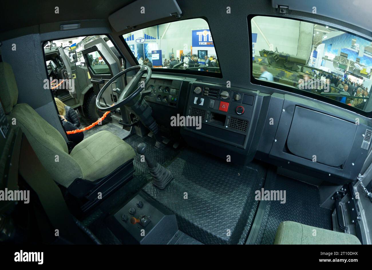 Interno di un nuovo veicolo blindato ucraino Otaman 2 - volante, cruscotto, sedili. Armi da esposizione e sicurezza. 8 ottobre 2019. Kiev, Foto Stock