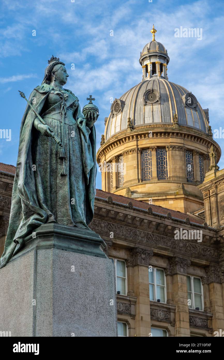 VICTORIA SQUARE, BIRMINGHAM, REGNO UNITO - 5 OTTOBRE 2023. La statua in bronzo della regina Vittoria in Victoria Square Birmingham con la cupola del Council Hou Foto Stock