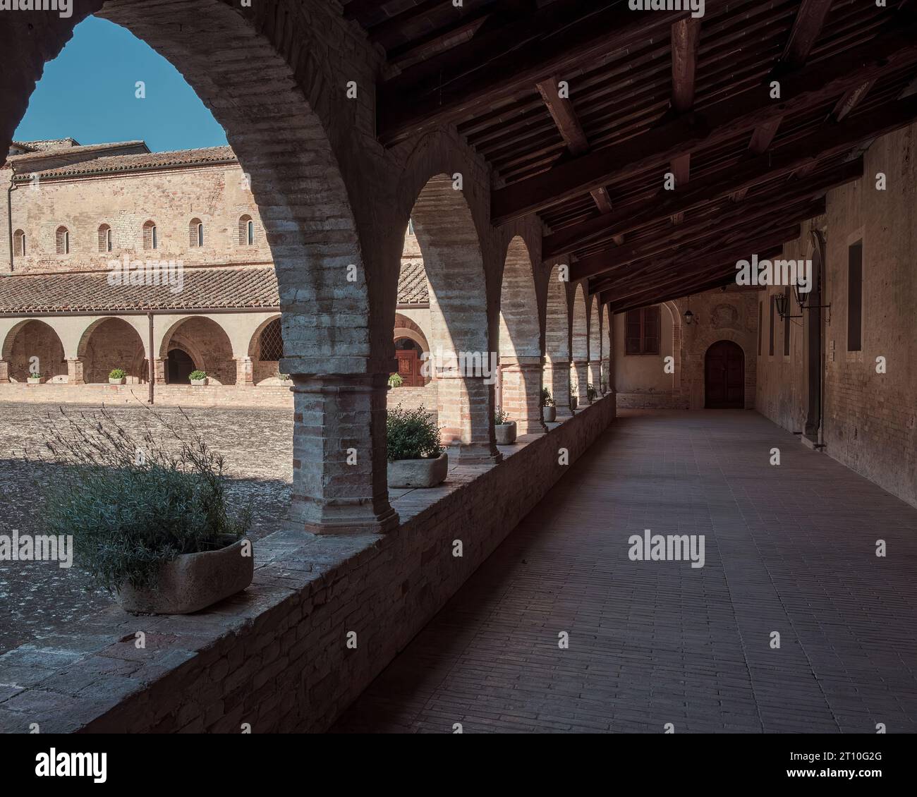 Vista del chiostro dell'antica abbazia nelle Marche, Italia Foto Stock