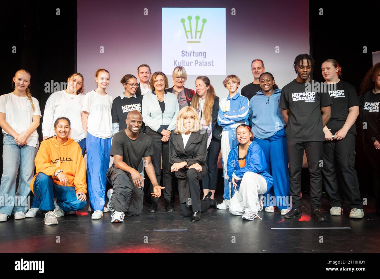 Deutsch-Französische Kabinettsklausur ad Amburgo Partnerprogramm Besuch der HipHop Academy Hamburg der Stiftung Kultur Palast Britta Ernst, Ehefrau Bundeskanzler Olaf Scholz, und Brigitte Macron, Ehefrau Französischer Staatspräsident Emmanuel MacronDeutsch-Französische Kabinettsklausur ad Amburgo Partnerprogramm Besuch der HipHop Academy Hamburg der Stiftung Kultur Palast Britta Ernst, Bundesklausur, Ernst, Ernst, Ernst, Bundesklausur Ehefrau Französischer Staatspräsident Emmanu, Amburgo Deutschland Stiftung Kultur Palast *** German French Cabinet Retreat ad Amburgo Partner Progr Foto Stock