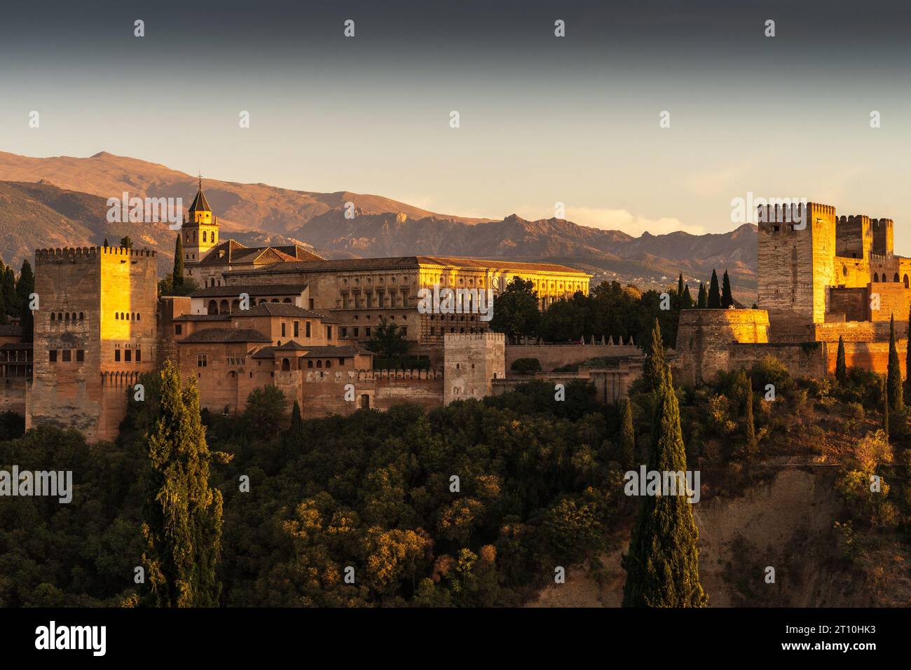 Il Monumento dell'Alhambra. Un palazzo e una fortezza sulle colline di Granada che divenne la Corte dei governanti musulmani a metà del XIII secolo. Spagna. Foto Stock