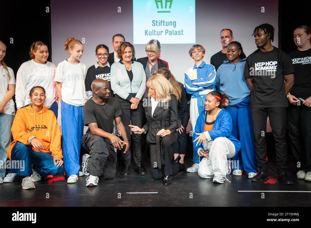 Deutsch-Französische Kabinettsklausur ad Amburgo Partnerprogramm Besuch der HipHop Academy Hamburg der Stiftung Kultur Palast Britta Ernst, Ehefrau Bundeskanzler Olaf Scholz, und Brigitte Macron, Ehefrau Französischer Staatspräsident Emmanuel MacronDeutsch-Französische Kabinettsklausur ad Amburgo Partnerprogramm Besuch der HipHop Academy Hamburg der Stiftung Kultur Palast Britta Ernst, Bundesklausur, Ernst, Ernst, Ernst, Bundesklausur Ehefrau Französischer Staatspräsident Emmanu, Amburgo Deutschland Stiftung Kultur Palast *** German French Cabinet Retreat ad Amburgo Partner Progr Foto Stock