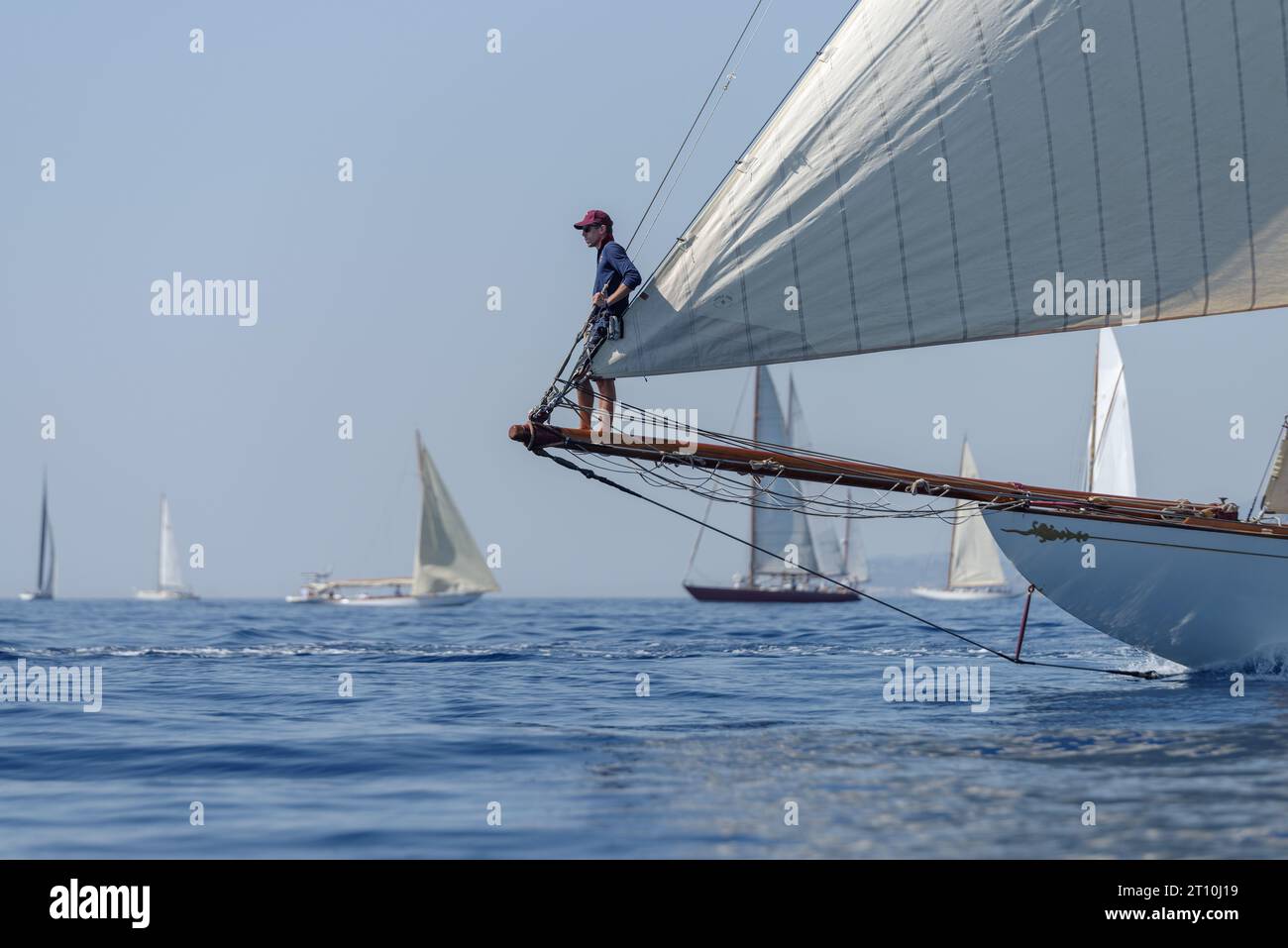 Membro dell'equipaggio a bordo di una barca a vela durante la regata nel Golfo di Imperia, Italia Foto Stock