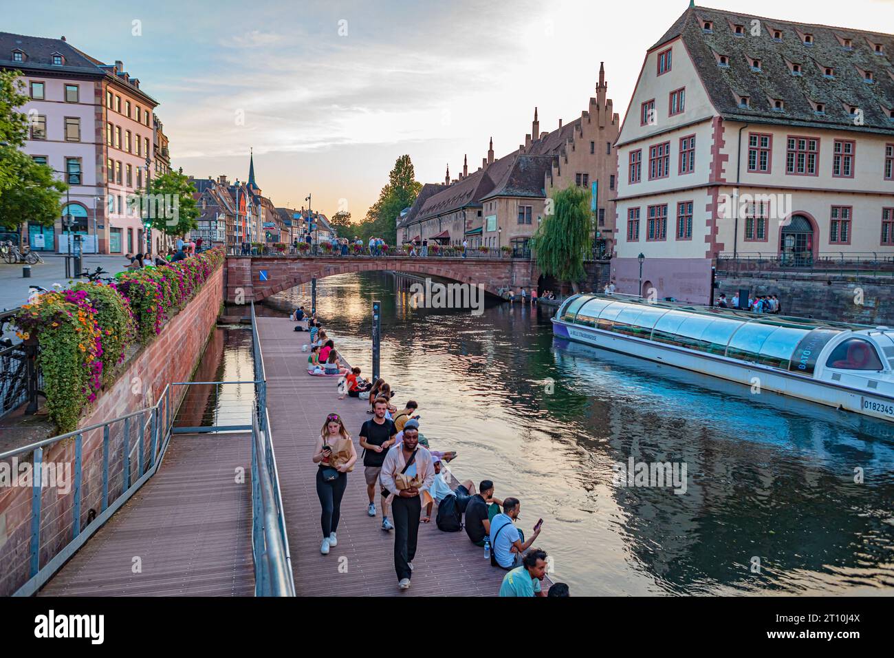 STRASBURGO, GRAND EST, FRANCIA - CIRCA AGOSTO 2023: Quai Saint-Nicolas di Strasburgo città in Francia. Foto Stock