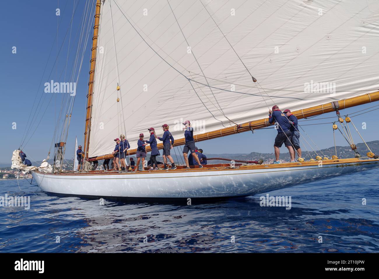 I membri dell'equipaggio a bordo sulla barca a vela Tuiga, ammiraglia del Monaco Yacht Club, durante corse nel Golfo di Imperia, Italia Foto Stock