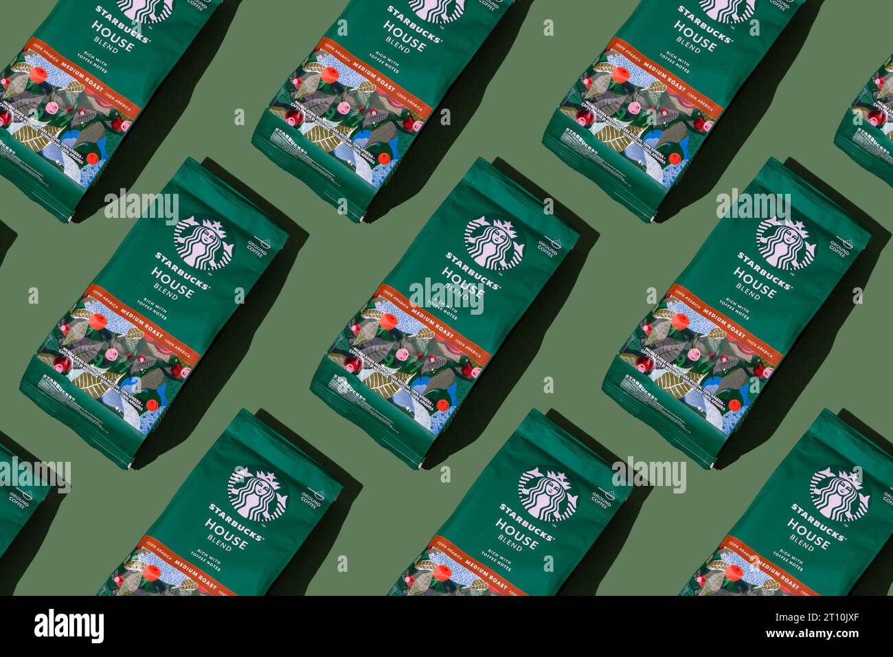 Confezione di caffè Starbucks. Sfondo con motivo verde. Mescolare il chicco di caffè con note di toffee. Vista dall'alto della confezione con aspirapolvere. Logo del marchio Foto Stock