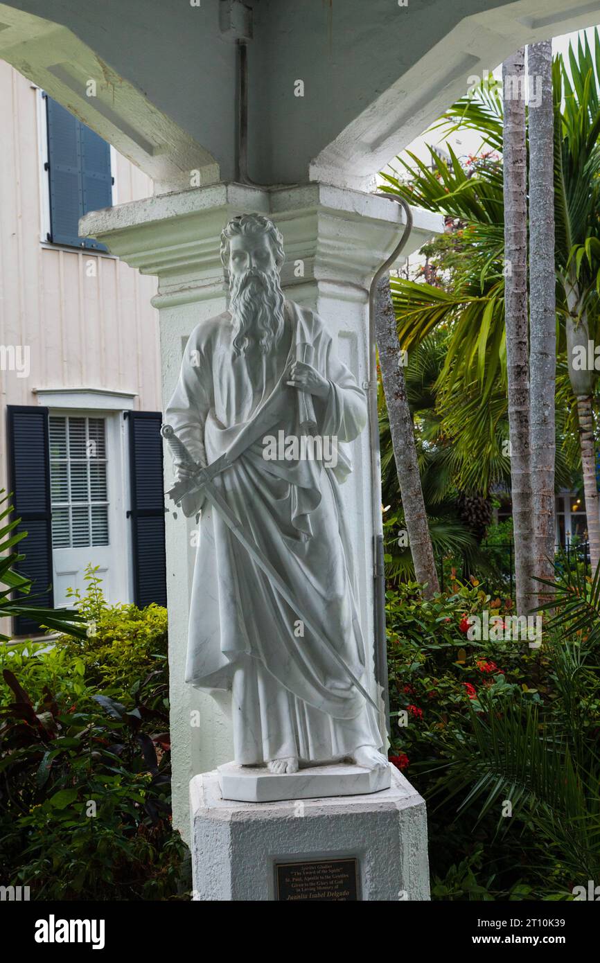 St Paul's Episcopal Church, Key West, Florida, USA: Monumento commemorativo alla statua di St Paul dedicato a Juanita Isabel Delgardo "la spada dello Spirito" Foto Stock