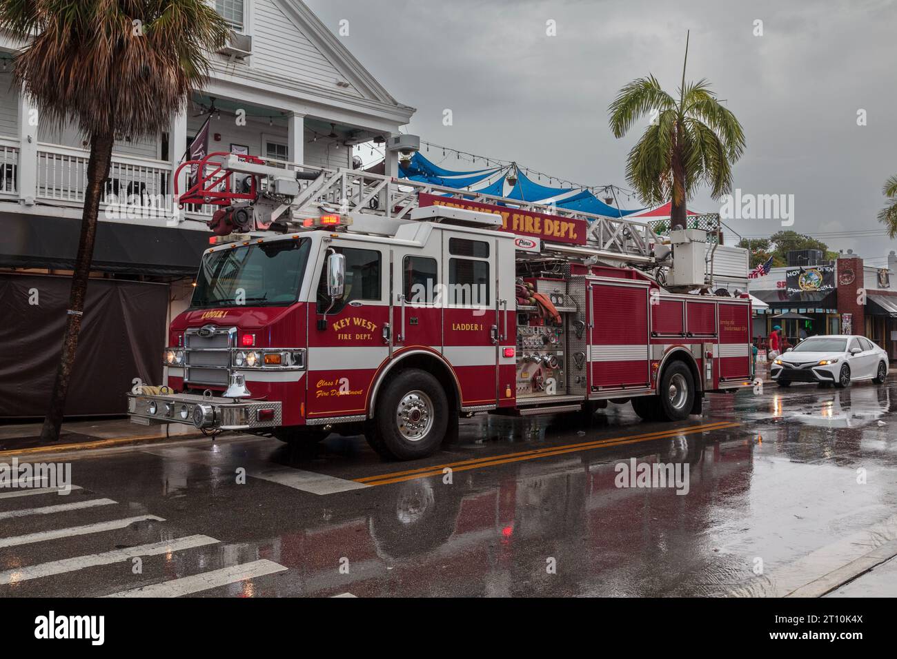 Dipartimento dei vigili del fuoco di Key West, Duval Street, Florida, USA, in una giornata umida e tempestosa, rispondendo a una chiamata di emergenza Foto Stock
