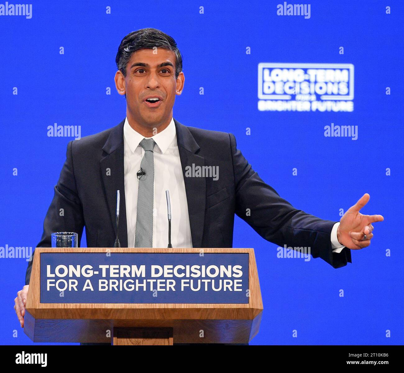 Il primo ministro Rishi Sunak è stato presentato dalla moglie Akshata Murthy prima di tenere il discorso dei leader alla Conferenza del Partito Conservatore a Manchester il 4 ottobre 2023. Foto Stock