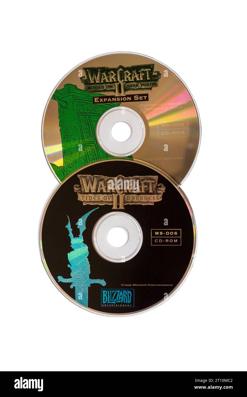 Dischi di gioco per computer in edizione deluxe Tides of Darkness di Warcraft II isolati su sfondo bianco Foto Stock