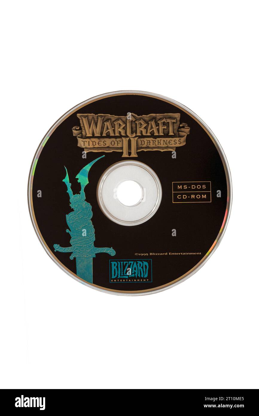 Dischi di gioco per computer in edizione deluxe Tides of Darkness di Warcraft II isolati su sfondo bianco Foto Stock