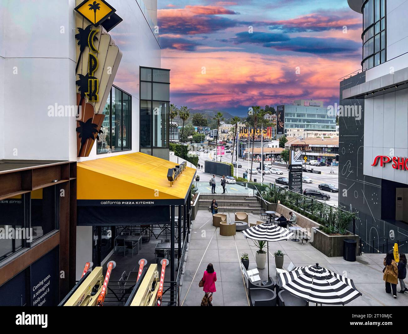 Los Angeles, California, USA; 15 gennaio 2023: Visualizzazione dell'insegna di Hollywood dal centro commerciale Ovation, adiacente al Dolby Theatre e al TCL cinese. Foto Stock