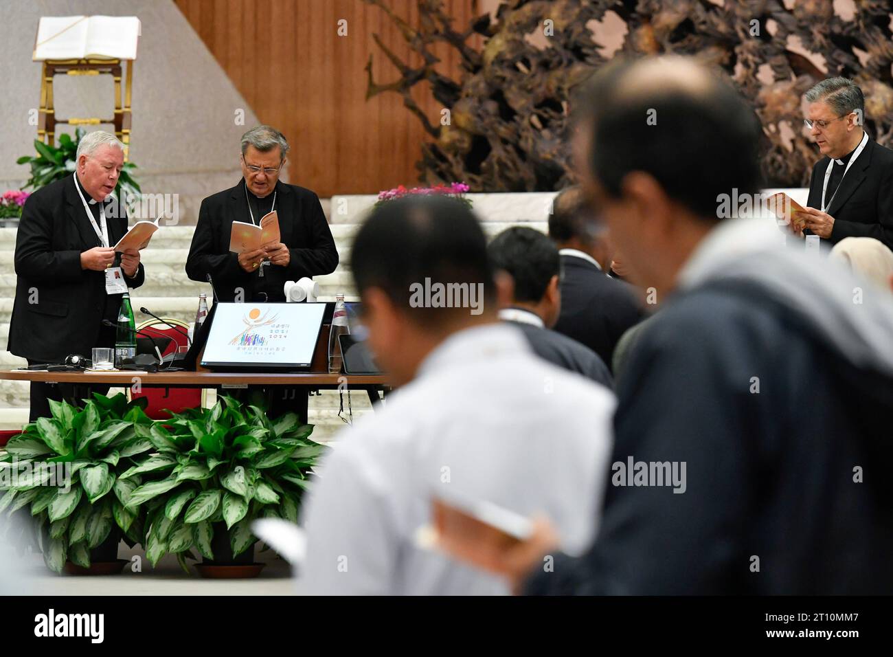 Italia, Roma, Vaticano, 2023/10/10 i partecipanti della 16a Assemblea generale del Sinodo dei Vescovi si riuniscono nella sala Paolo vi in Vaticano, Papa Francesco sta convocando un raduno globale di Vescovi e laici per discutere del futuro della Chiesa Cattolica Fotografia da VATICAN MEDIA / Catholic Press Photo Foto Stock