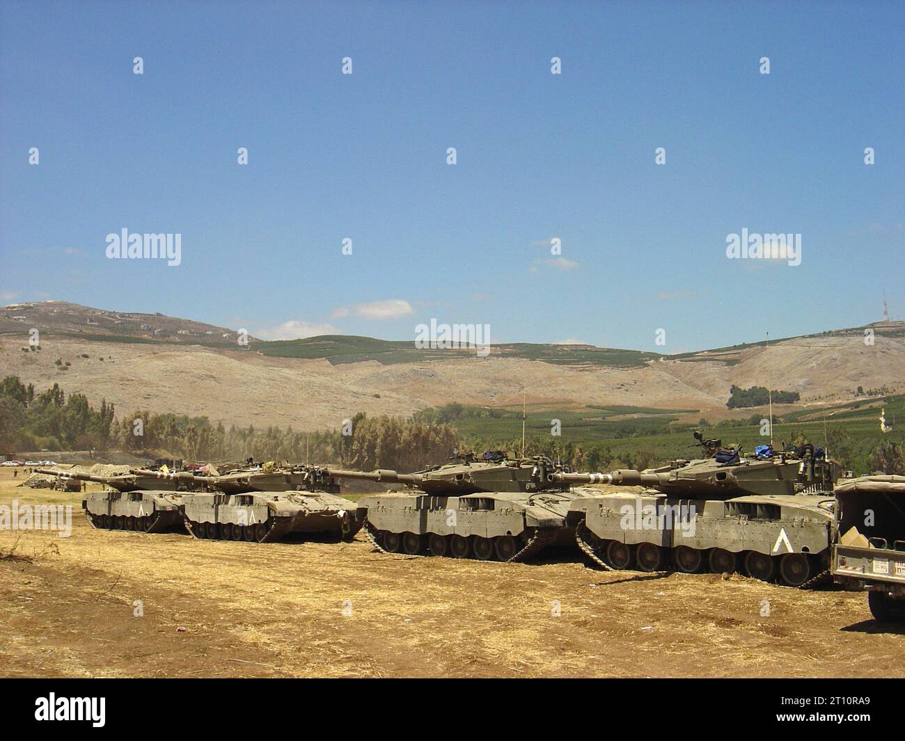 14 agosto 2006 la guerra Israele-Hezbollah 2006. Dopo l'annuncio di un cessate il fuoco alle 08:00, i carri armati israeliani Merkava 3 (Carro) sono parcheggiati appena fuori dalla strada principale tra Kfar Blum e Metula nel nord-est di Israele. Foto Stock