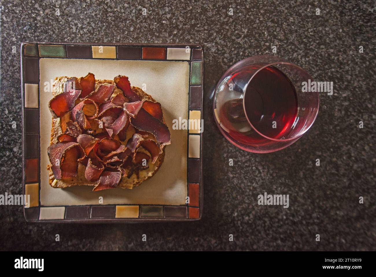 Biltong affettato su pane e vino rosso 14406 Foto Stock