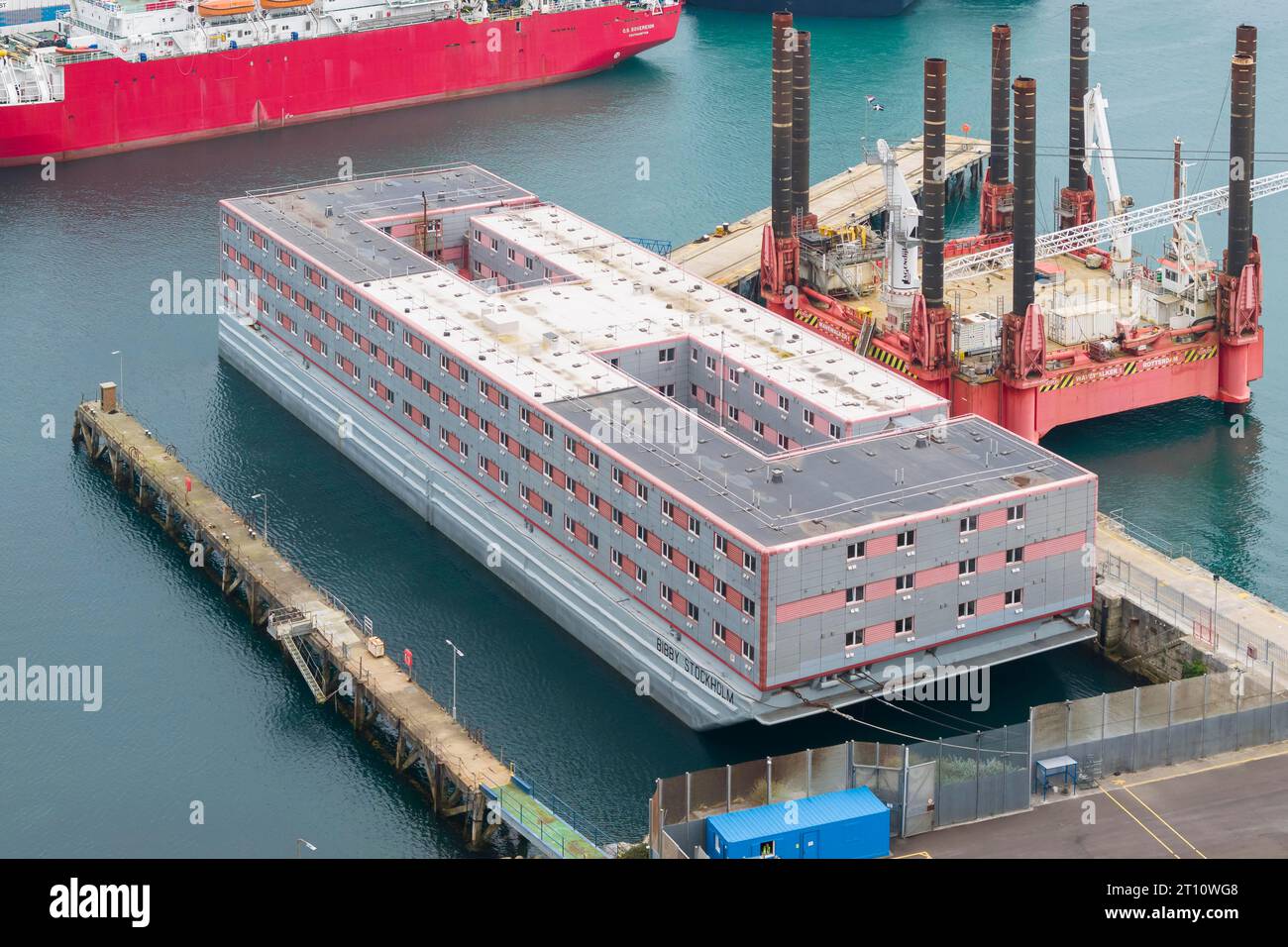 Portland, Dorset, Regno Unito. 10 ottobre 2023. Vista generale dall'aria della chiatta di immigrazione Bibby Stoccolma vuota al porto di Portland vicino a Weymouth nel Dorset. Sono state inviate lettere ai richiedenti asilo per informarli che saranno trasferiti sulla chiatta giovedì 19 ottobre 2023. La chiatta è stata evacuata due mesi fa a causa della scoperta di batteri della Legionella nell'acqua. Foto: Graham Hunt/Alamy Live News Foto Stock