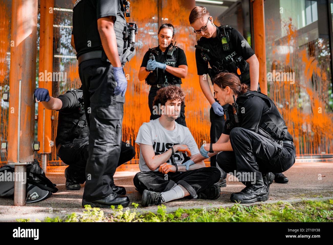 Ben, uno studente di 21 anni, dipinge un edificio dell'Università di Bristol in nome di Just Stop Oil e viene arrestato. Foto Stock