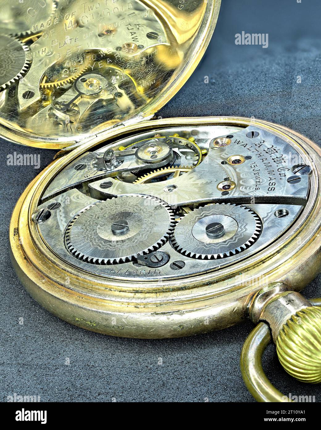 Primo piano dell'orologio vintage che mostra le cremagliere, i gioielli e le molle Foto Stock