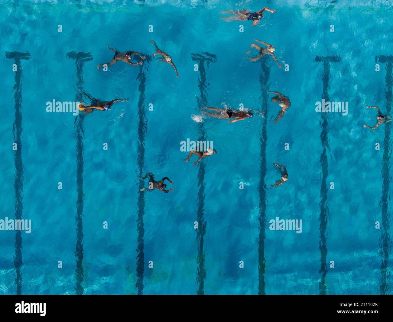 Foto aerea con droni di persone che gareggiano in pallanuoto nella piscina d'acqua turchese Foto Stock