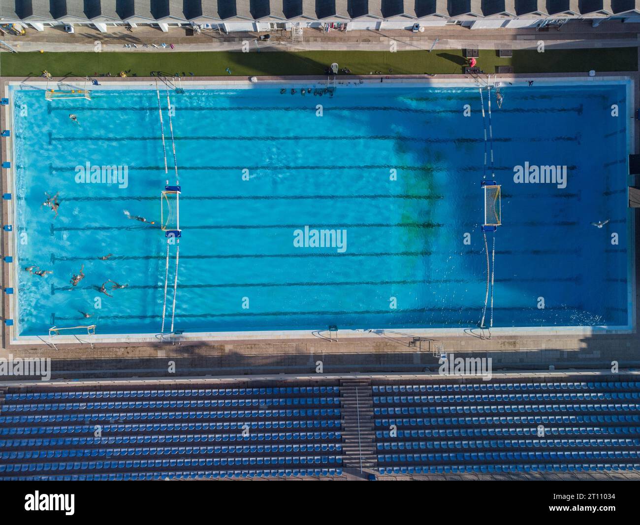 Foto aerea con droni di persone che gareggiano in pallanuoto nella piscina d'acqua turchese Foto Stock