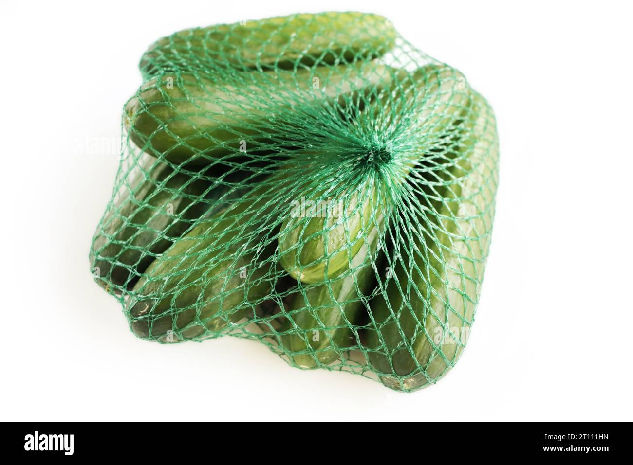 rete, plastica, verde, rete, sacco, pacchetto, supermercato, vitamina, bianco, isolato, cetriolo, spuntino, crudo, sfondo, cibo, natura, cucina, tavolo, guarigione Foto Stock